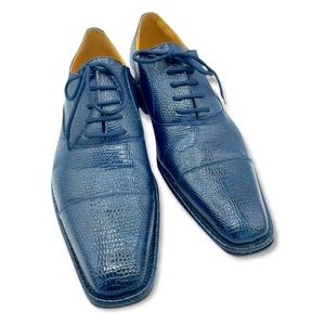 Lucia Ricci classic Men’s navy snakeskin print derby tie up loafer.